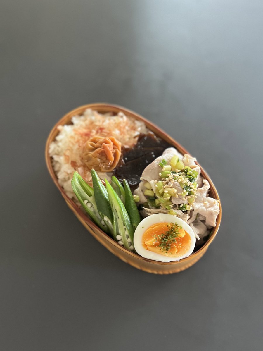 YasukoKuhara's tweet photo. 今日のお弁当。
焦がしネギの冷しゃぶ、オクラのカレー醤油炒め、塩麹たまご、昆布の佃煮、自家製梅干し。良い一日を！

#お弁当 #曲げわっぱ #受験生
#bento #magewappa https://t.co/qez1804GWp