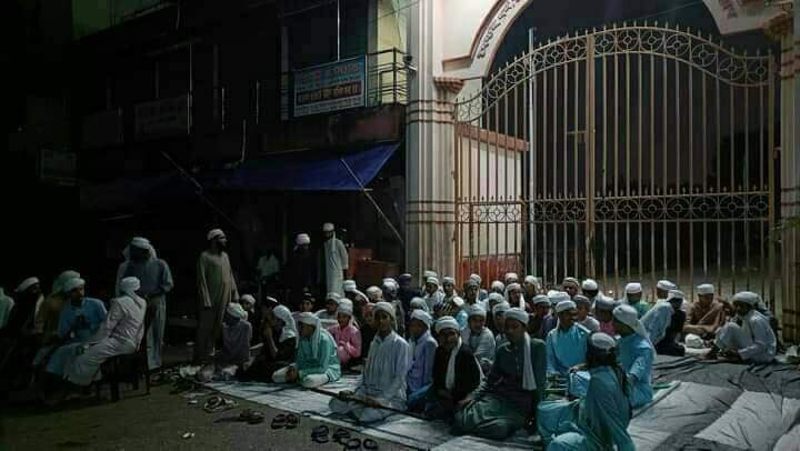 helpbdestudents's tweet photo. Madrasa students are guarding the temple at night!!
#HindusAreSafeInBangladesh
#CommunalHarmony
#ProtectAllFaiths
#UnitedBangladesh
#SafeCommunities
#HindusAgainstIndianInvasion
#falsepropagandaagainstbangladesh
#falsepropagandaofindia https://t.co/sBjEJhFobB