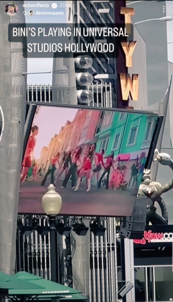 ShiningStarAC's tweet photo. Proud blooms ang magBesties habang pinapatugtog ang kanta ng Bini na " Cherry on Top " sa Universal Studios sa Hollywood

@BonifacioAc @Espanto2001 
#ACBonifacio #DARREN
#BINI #CherryOnTop https://t.co/194IVnPoPH