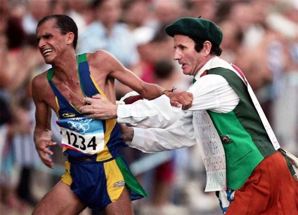 lucasfresno's tweet image. eu vivi esse dia. nada pode ter revoltado mais um planeta inteiro do que o PADRE que invadiu a maratona que o wanderley estava VENCENDO e estragou tudo. ele ainda pegou bronze e uma homenagem no encerramento, mas mesmo assim, fiquei muito descaralhado esse dia.