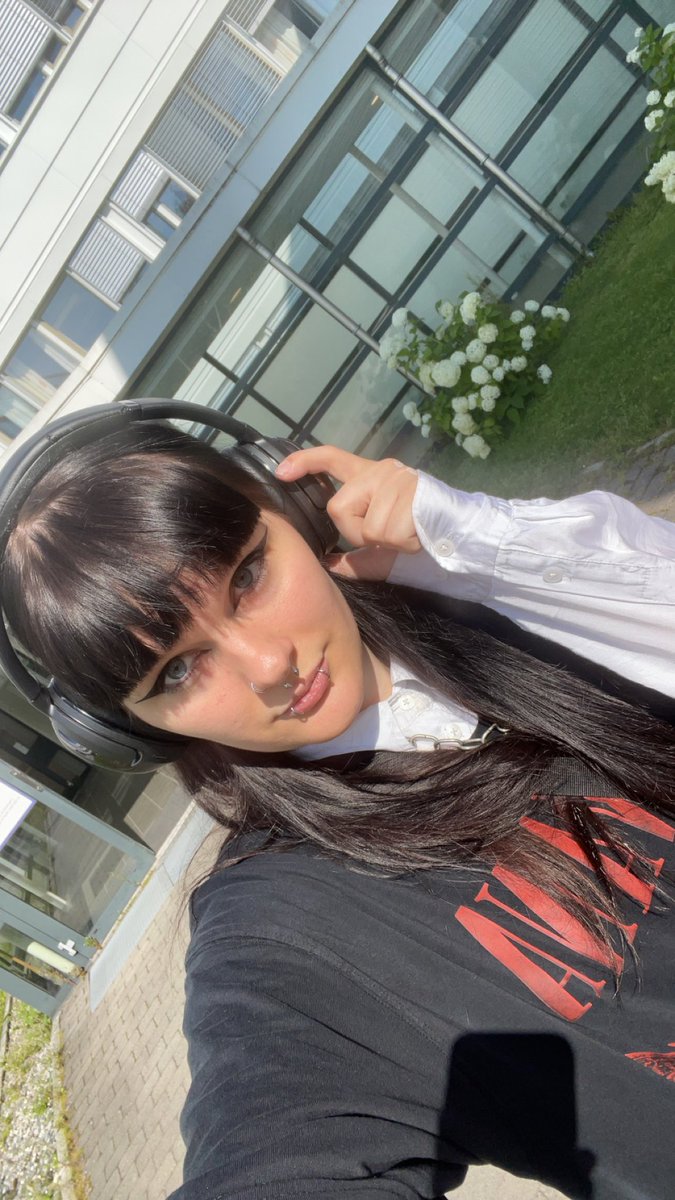 DefinitelyLunaa's tweet image. Took a selfie (im the cat)