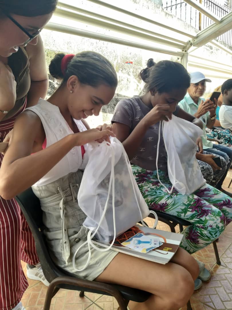 La Federación de Mujeres Cubanas y #CubaMined celebran otro aniversario de esta organización que mucho tuvo que ver desde sus inicios con la atención a los hogares, 3 féminas se han incorporado como federadas.
Linda actividad.
Hogar Kolhy, La Habana.
<a href="/TeresaBoue/">@SecGFMC</a>