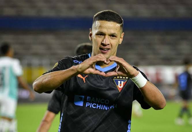 bastidoressccp's tweet photo. ATENÇÃO! Falei agora por telefone com Miguel Gareppe, empresário de Alex Arce. Ele me confirmou:

1 - #Corinthians e jogador já chegaram a um acordo financeiro. Tudo acertado em relação ao contrato. 

2 - A oferta realmente está na mesa da LDU. O clube do Equador sentará amanhã para discutir o que fazer (se segue ou não a negociação).

3 - Há algo que pode atrapalhar muito um desfecho positivo: a janela por lá fechou e o time não teria como substituir o goleador.

4 - Contrato até 2026, renovado faz pouco tempo, também pode pesar.