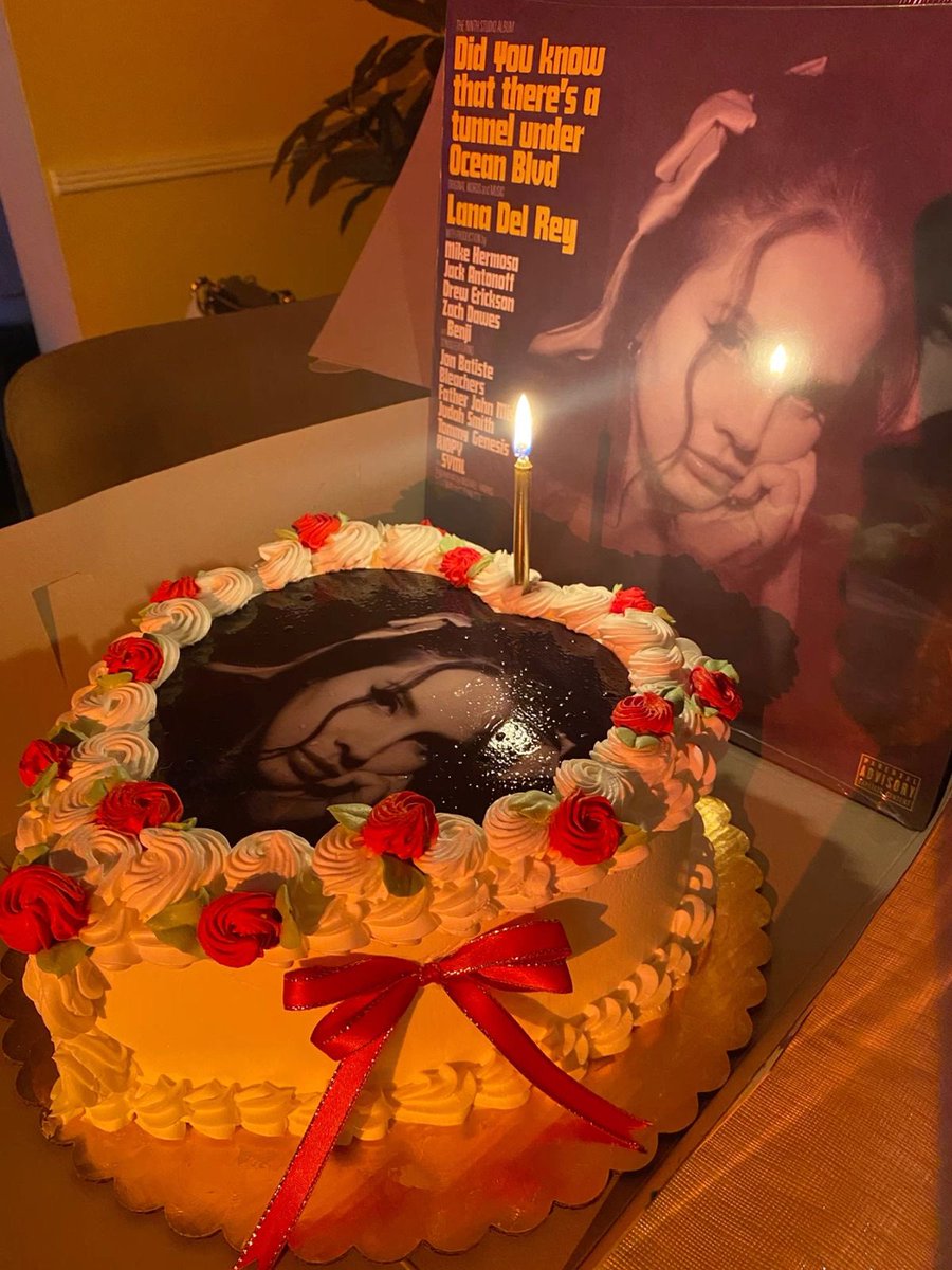 gabrimoonn's tweet image. lana del rey bday cake