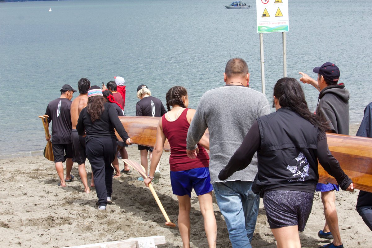 peggybe_oonujut's tweet photo. #WarCanoeLife
#WarCanoe
#WarCanoeLifeTime
#WarCanoeLifeIsAGoodLife
I have hundreds of pics im trying to weed out over the summer break. I share 1: Carrying canoes to water. https://t.co/o1F2qJa0eM