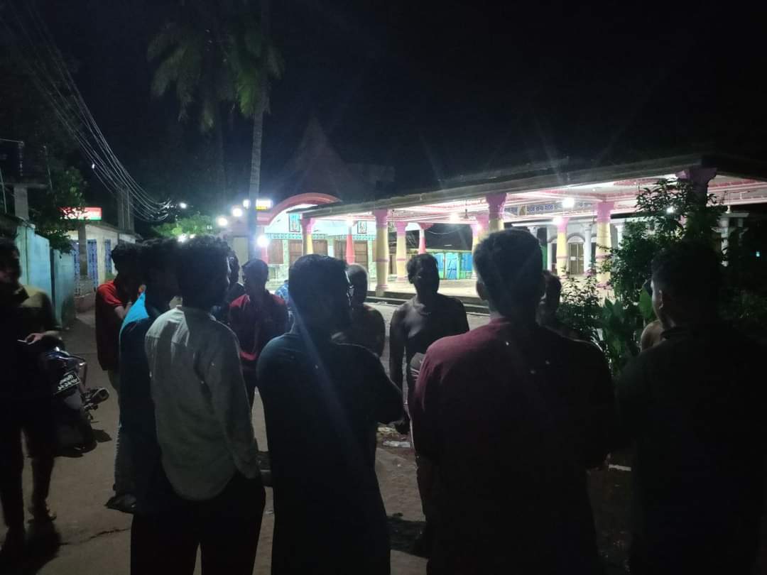 basherkella's tweet photo. In Bangladesh, there were rumors of attacks on the Hindu community throughout the night. To counter the attempt to destabilize the country, people across the nation have guarded the places of worship and homes of Hindus and other minority communities.

#BangladeshViolence #BangladeshBleeding 

@zoo_bear @dhruv_rathee @TheDeshBhakt @HindustanTimes @AJEnglish @BBC