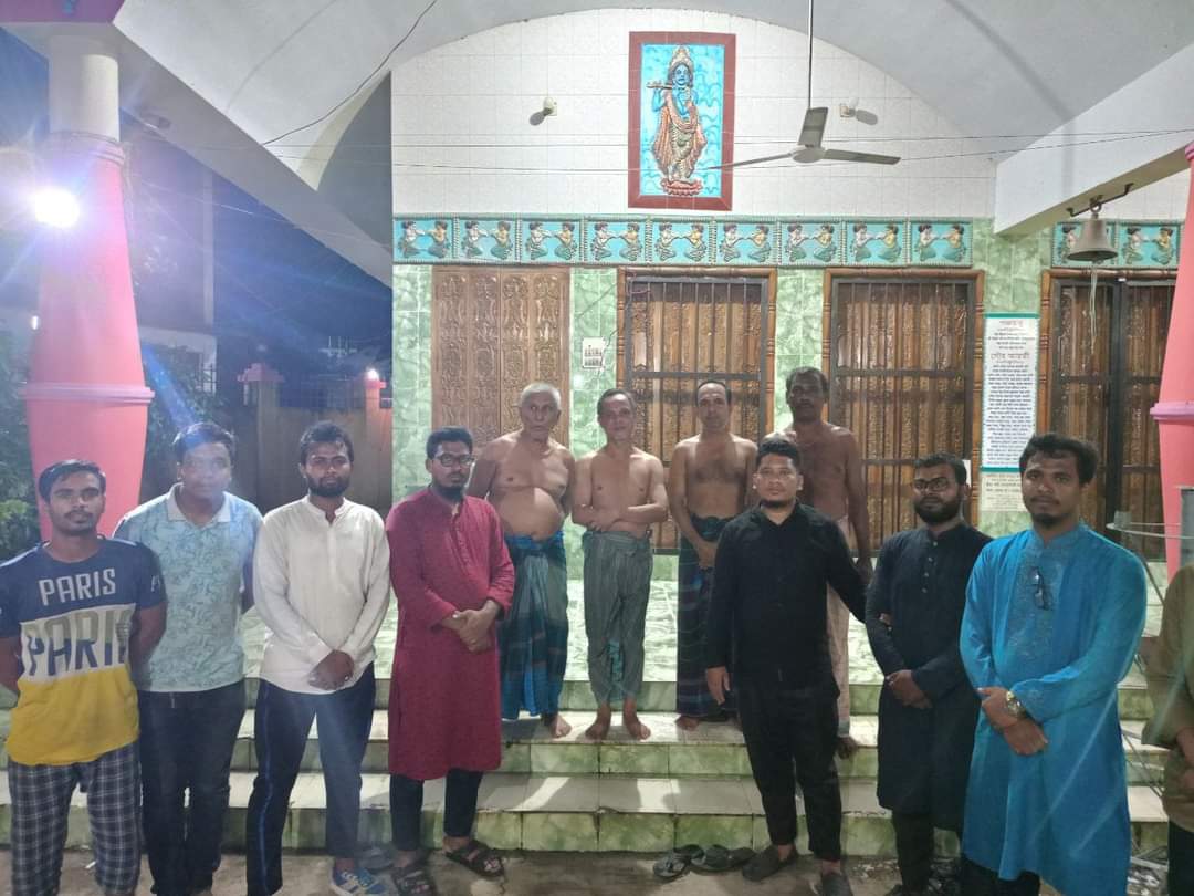 basherkella's tweet photo. In Bangladesh, there were rumors of attacks on the Hindu community throughout the night. To counter the attempt to destabilize the country, people across the nation have guarded the places of worship and homes of Hindus and other minority communities.

#BangladeshViolence #BangladeshBleeding 

@zoo_bear @dhruv_rathee @TheDeshBhakt @HindustanTimes @AJEnglish @BBC