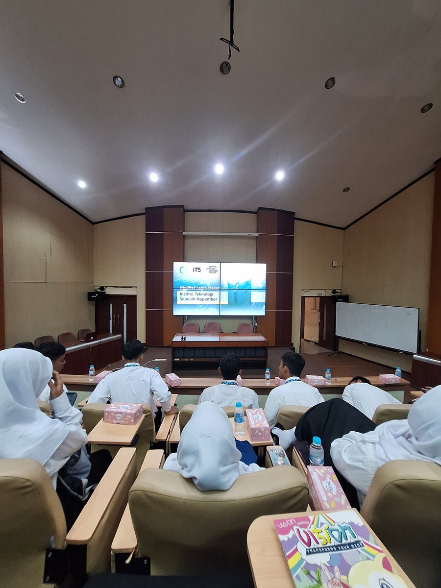 hinhiniuu's tweet image. semoga aku ga ketiduran