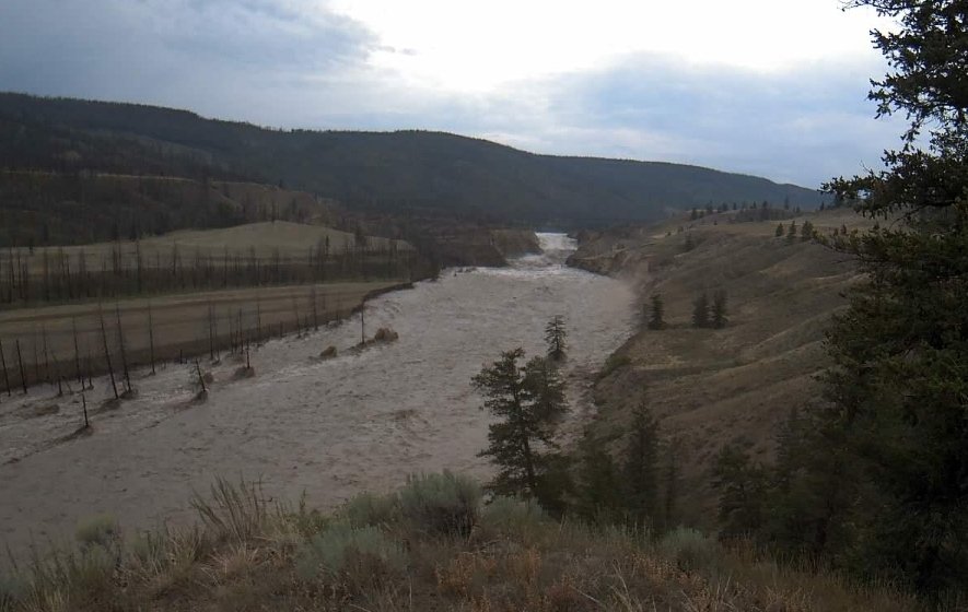 CycloJenesis's tweet photo. 9am and 3pm Chicotin River downstream of the (now unblocked) landslide area
#BCFlood #ChilcotinRiver https://t.co/aAb0fDQ4qi