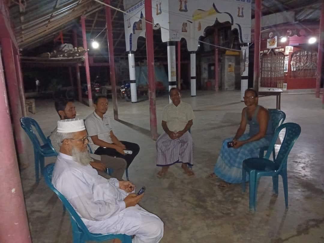 A lot of misinformation has been going around regarding the mistreatment in minorities. Regardless, the people are volunteering for their protection. 
#HindusAreSafeInBangladesh 
#MinoritiesAreSafeInBangladesh
#StopSpreadingHate 
Photos from Facebook