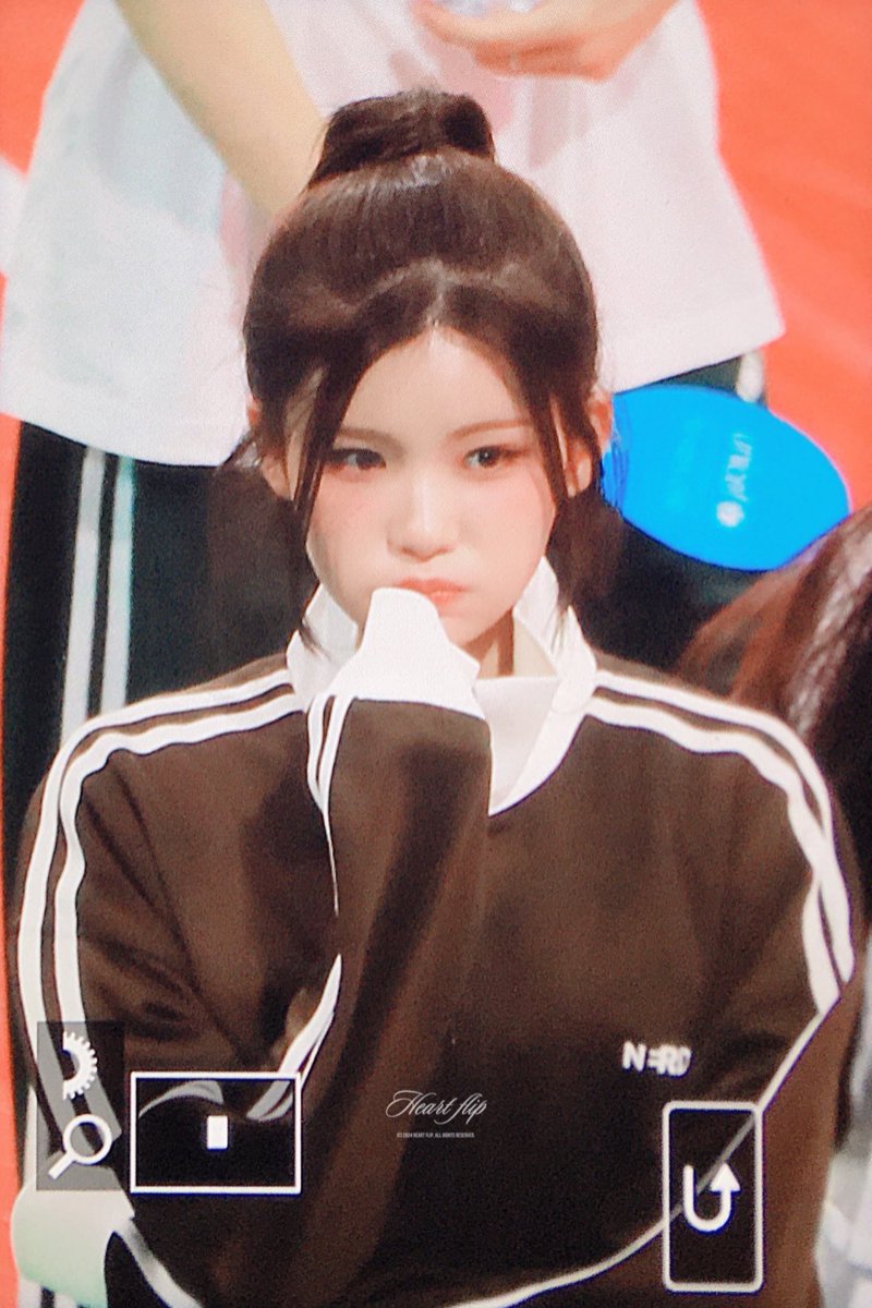 240805 팬석 와서 져지 주섬주섬 입더니 깜찌기 포즈 말아주시는 멋쟁이 강아지 수아님.. #첫사랑 #CSR #수아