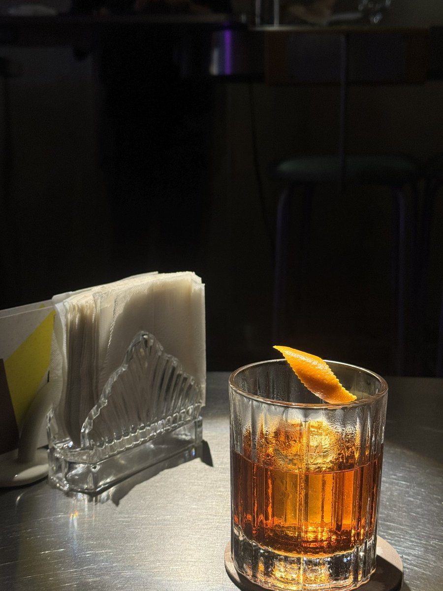 oldk13's tweet photo. 喝了兩杯Negroni https://t.co/ewPhfjR4nS