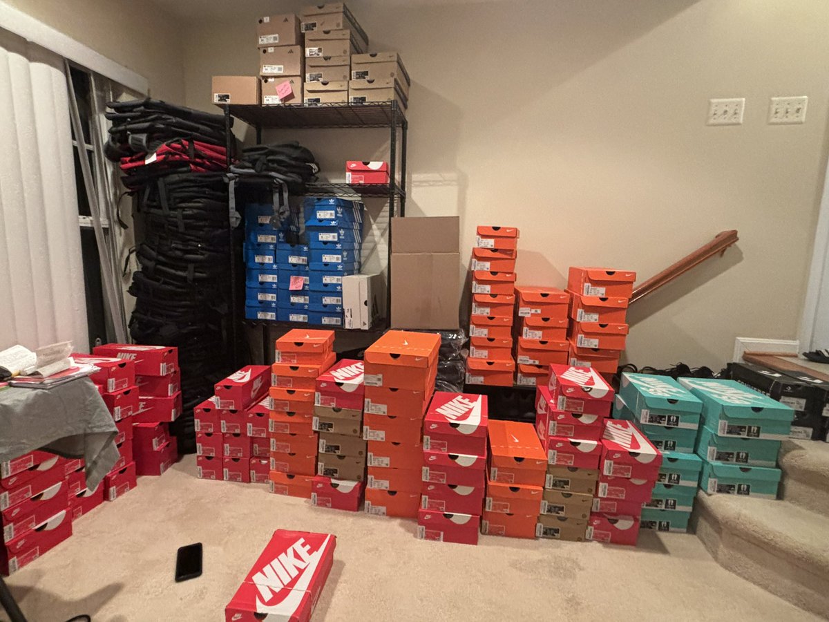 First 3k day yesterday! Back to school is popping off! Great finds this weekend. A lot of merchandise is checking in, a lot is on the way. Life is great! 📦📈 

Wish I would have got into the Amazon life yearsss ago! 

<a href="/flips4miles/">Miles</a> <a href="/fieldsofprofit/">FieldsOfProfit</a> <a href="/Boxem/">Boxem</a>