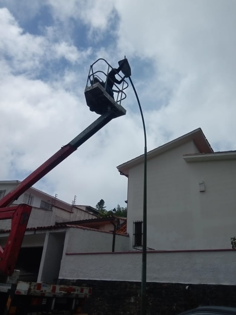 Nuestro Plan #LuzParaElHatillo sigue adelante! Hoy en distintas calles de La Boyera y La Cabaña reponiendo lámparas quemadas y arreglando cableados en las alcantarillas. #SeguimosTrabajando