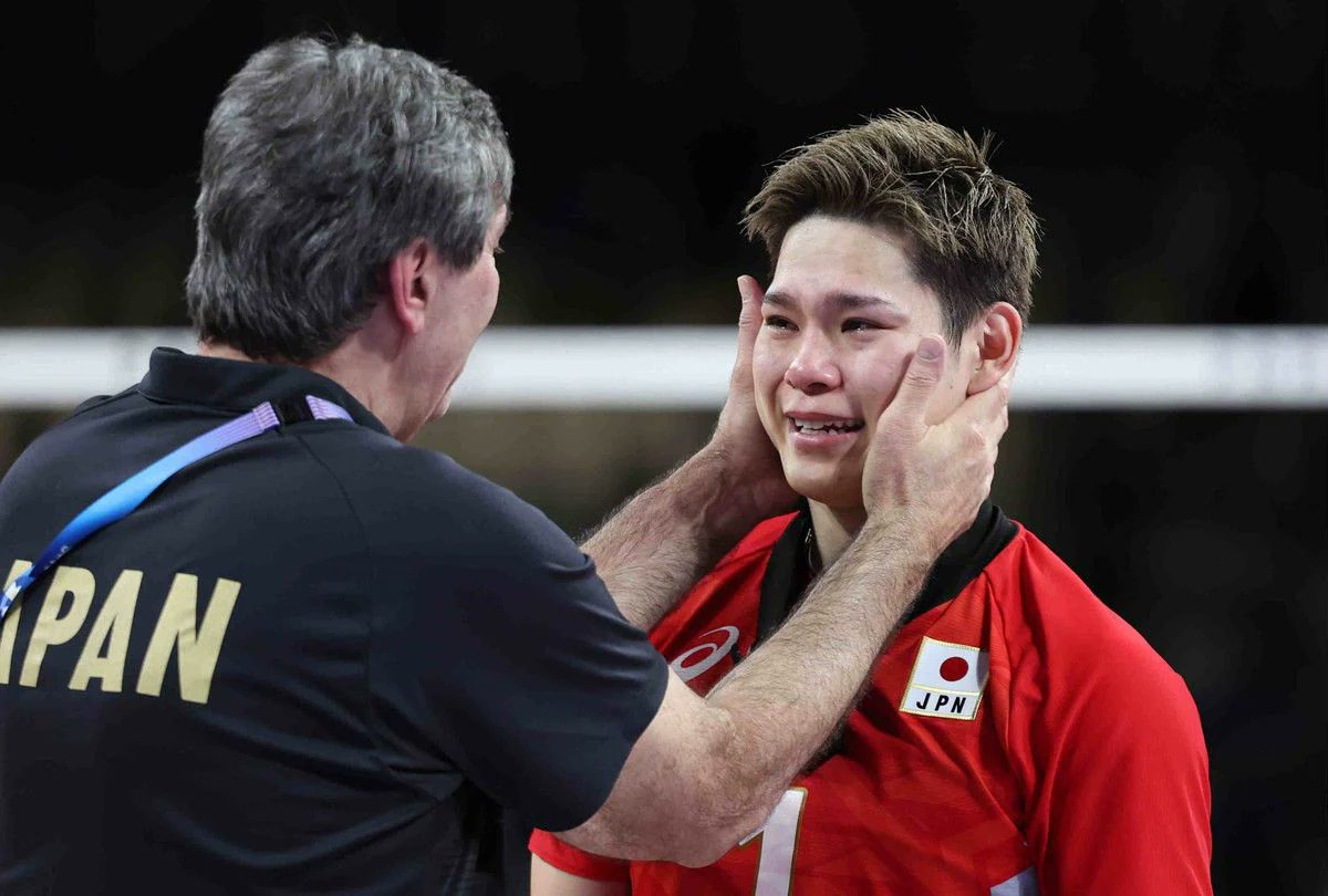 yuranamore's tweet photo. Another pic of Coach Blain with Yuji 🥺😭🫂 https://t.co/NOKr0HvFLS
