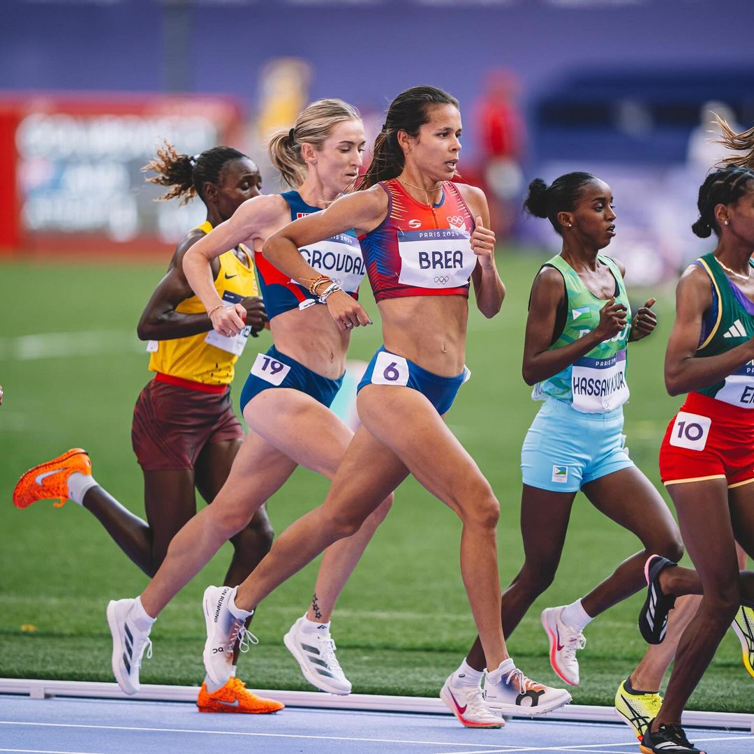 La carabobeña Joselyn Brea se ubicó en la posición 15 de la prueba de 5.000m en #Paris2024 destacándose como la única latinoamericana en clasificar a esta prueba
fundadeporte.gob.ve/carabobo/juego…
#Deportes #CaraboboSiempreCampeón #5ago