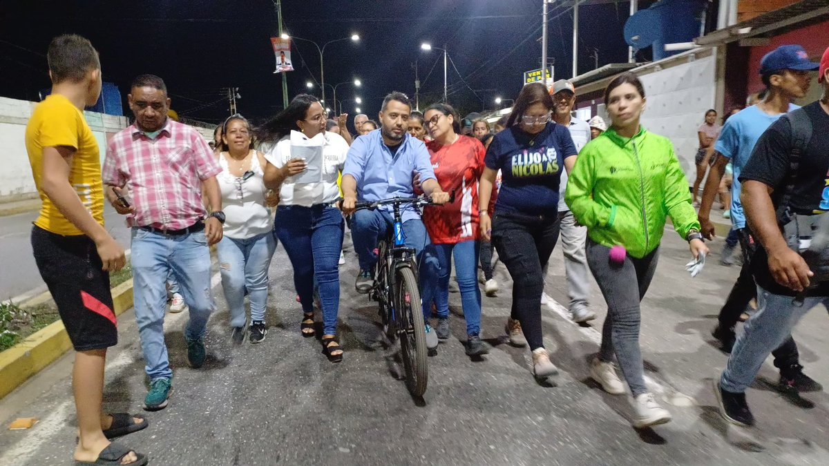 Cumpliendo instrucciones del Presidente <a href="/NicolasMaduro/">Nicolás Maduro</a> seguimos avanzando en la consolidación de los sectores populares con la ejecución de proyectos que permitan mejorar los servicios públicos. Ahora la comunidad Jardines del Aeropuerto en la Parroquia Guerrera Ana Soto goza de