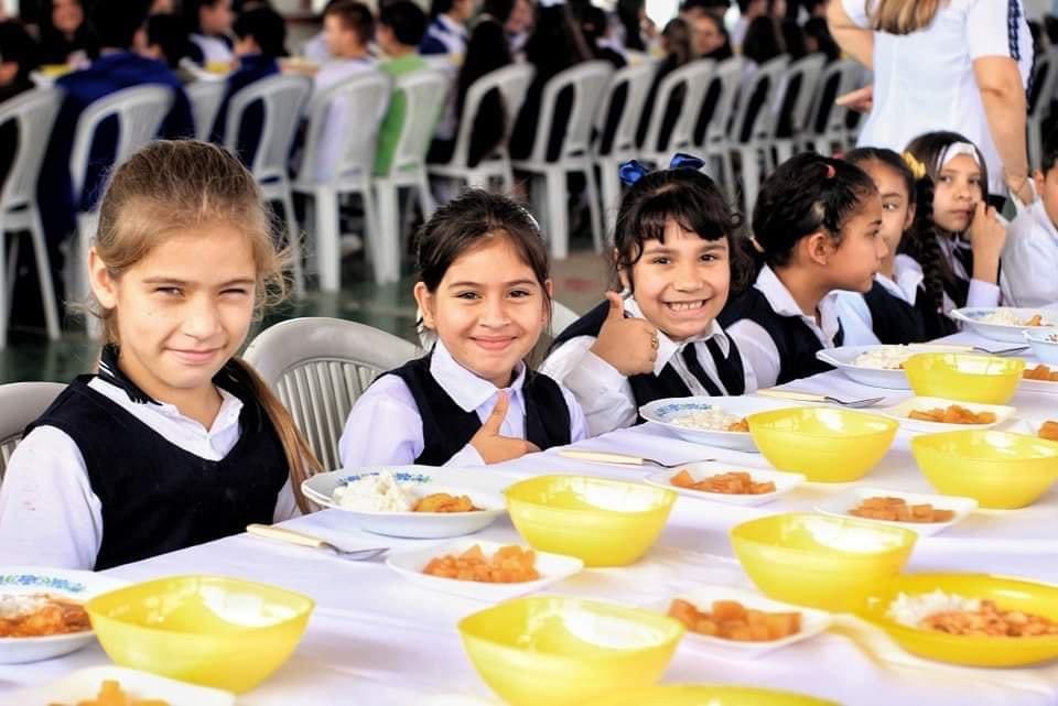 JaimeRecald3's tweet photo. La nutrición es la base de un futuro sano y feliz. Con el programa Hambre Cero, estamos invirtiendo en el desarrollo de nuestros niños y niñas. Cada plato de comida es una semilla que sembramos para cosechar un futuro más brillante. #HambreCero #GobiernoNacional #Paraguay https://t.co/gOrKQ87uks