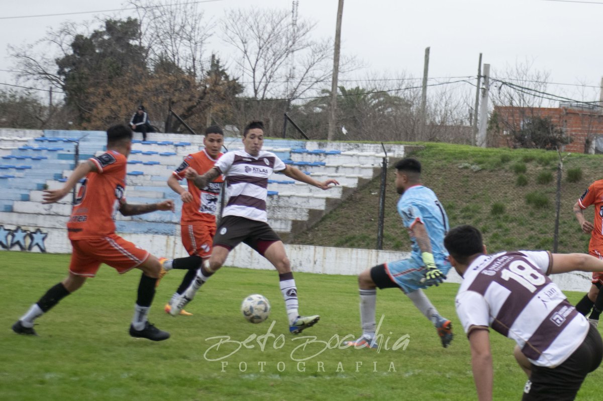 EMPATE CON SABOR A POCO
Atlas hizo de local en Merlo y empató 1-1 contra Lugano, con gol de Ronconi. Dispuso de las mejores situaciones pero no pudo cerrar el resultado. 
Dirigió (pésimo) Barrios 
En un rato, fotos y síntesis en el IG <a href="/atlasmarron/">Atlas Marrón</a>