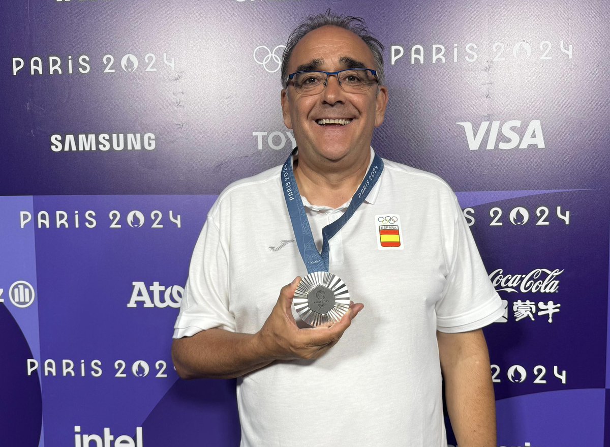 Haciendo historia con esta PLATA Olímpica. Merecido premio para estas dos grandes leyendas del baloncesto, que han guiado a 4 enormes jugadoras al éxito. 
El 3x3 español haciendo feliz a mucha gente en esta noche mágica.