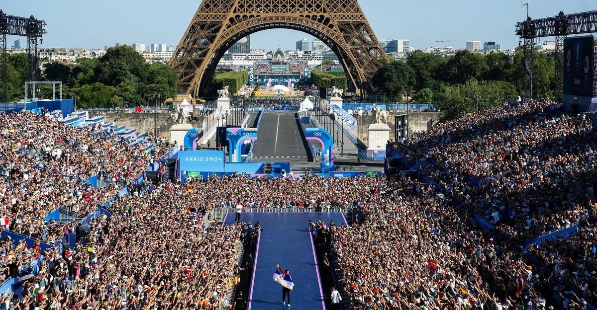 I am not willing to believe that all these people are only Serbians who are currently in Paris. Novak Djokovic has a huge fan base &amp; is loved by many, if you step out of the elite grand slam stadiums. 

He has the streets too! ❤️ 🐐 <a href="/DjokerNole/">Novak Djokovic</a> #NoleFam