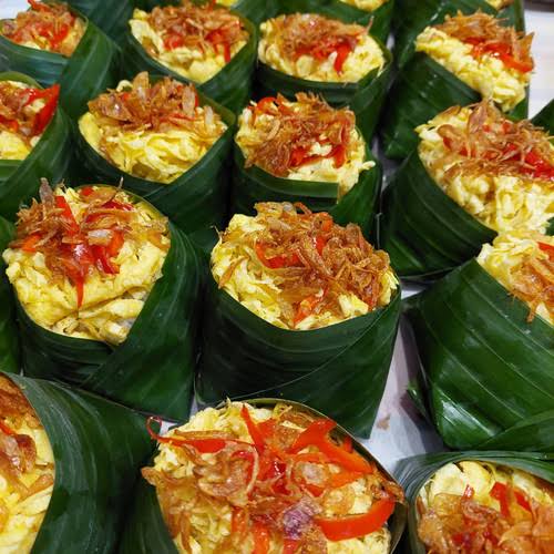 ᅠᅠ
Pagi ini bantuin bunda jualan nasi uduk daun.
ᅠᅠ