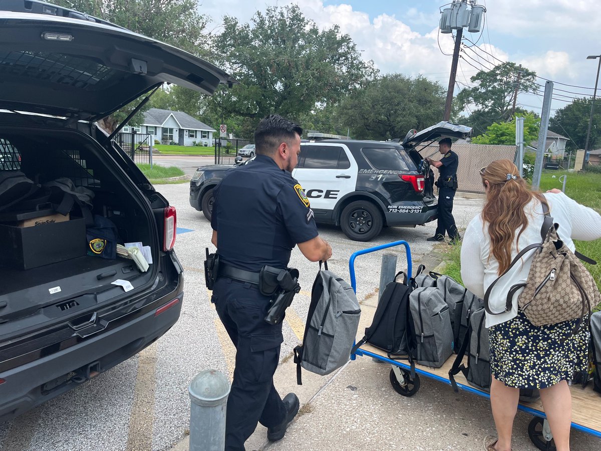Houston PD officers  deliver backpack to our <a href="/APanthers1/">Anderson_Panthers1</a>, Thank you <a href="/houstonpolice/">Houston Police</a> @TeamHISD <a href="/HISDWestArea/">HISDWestAreaSchools</a>