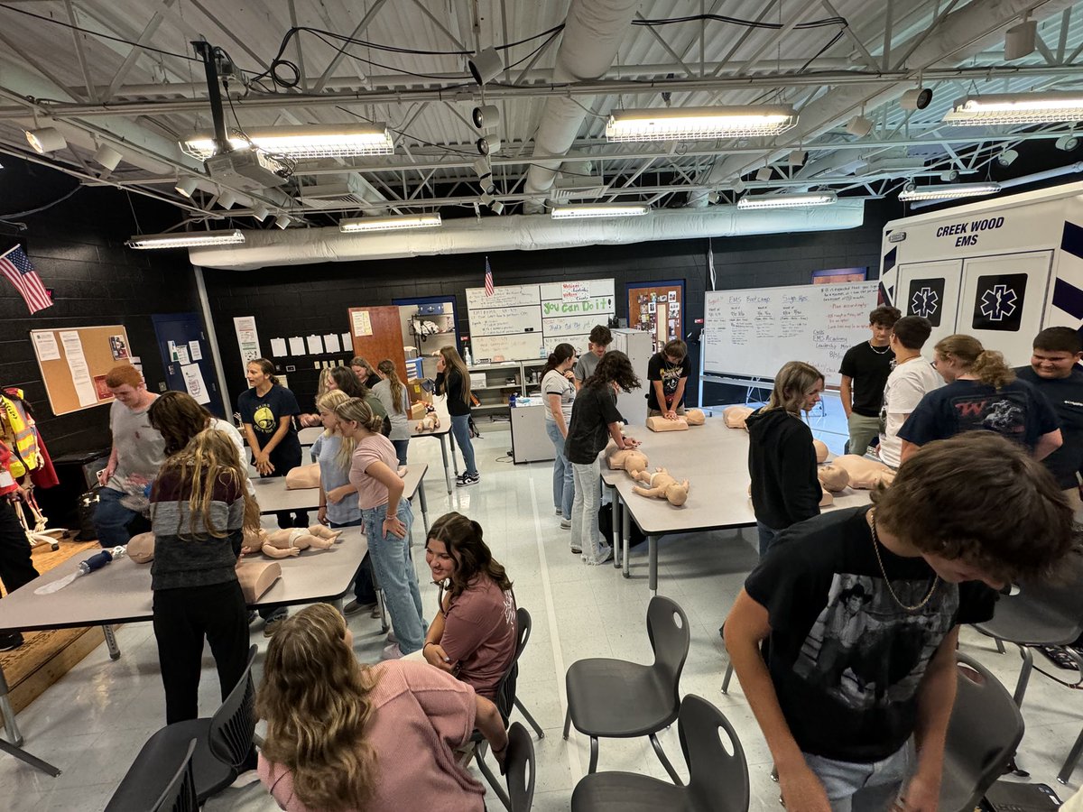 🚨Creek Wood High School’s Work Based Learning and EMT students learned CPR today! They are now prepared with the ultimate life-saving skill!🚨 
#WBLinTN