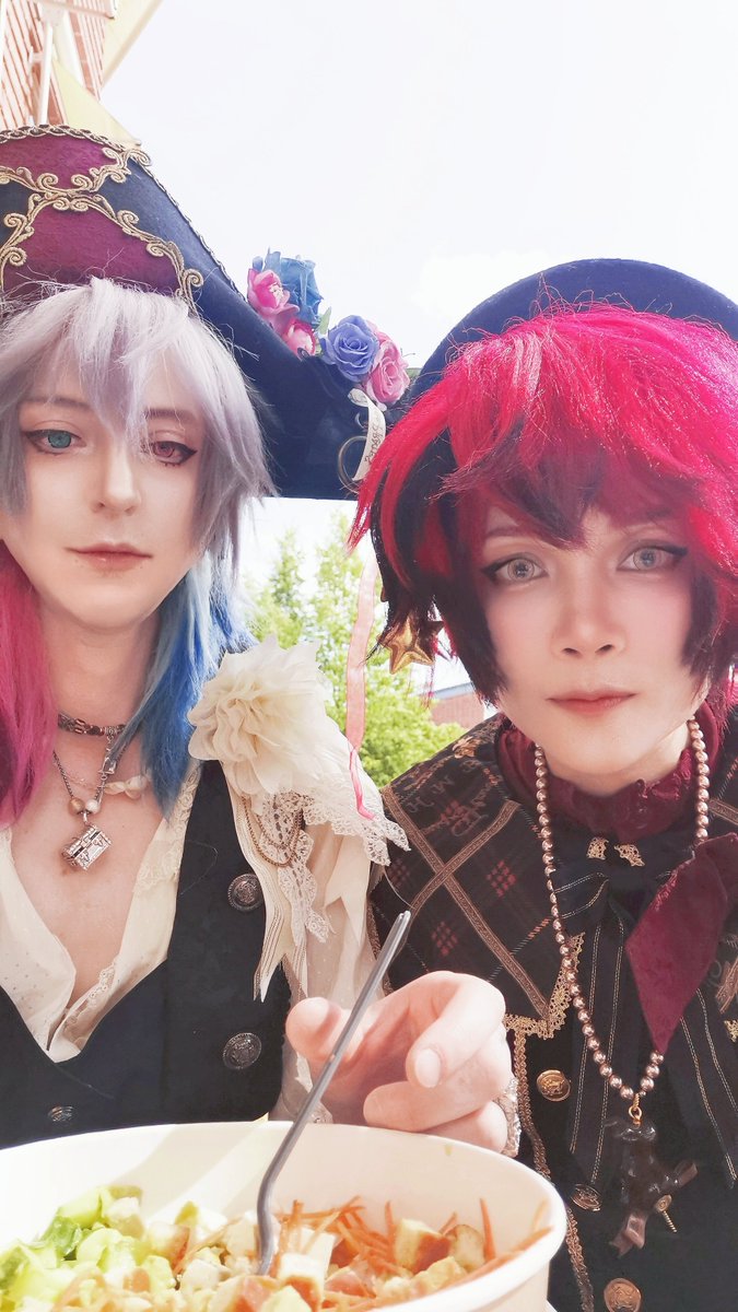 Right in front of my salad ⁉️🥗

Been awfully sick for a week now but getting better! Gonna slowly put more pics from NärCon ~

GarlicButter: <a href="/OfficialBakasos/">sososeji</a> 
FlayFlay: <a href="/phinaphin/">APHIN</a> 

#machinaxflayoncosplay #gavisbettelcosplay #FlayonsCrayons #Bettelful