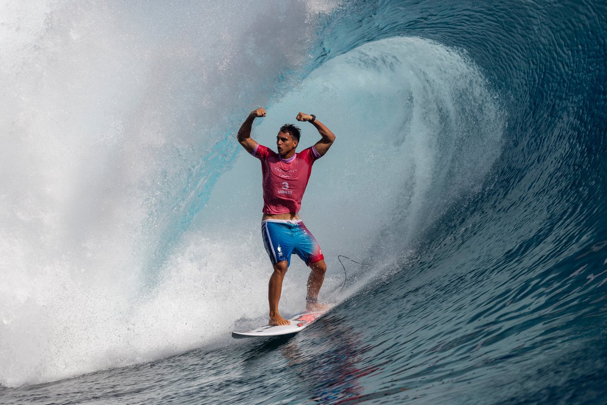 Paris2024's tweet image. This is Teahupo&apos;o. 
This is the Olympic Champion.
This is Kauli Vaast 🥇

📸 Sean M. Haffey/Getty Images