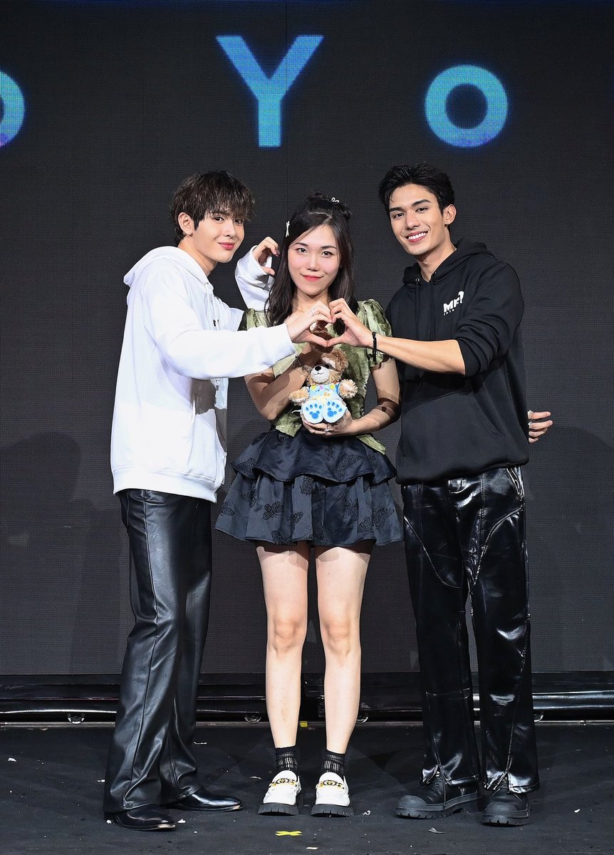 FeliciaXi27's tweet photo. 那时我对着我哥说📣
我们一起对着苏苏说我们爱你🥰
苏苏粉红腮红很萌很可爱☺️
是我们宠爱的甜甜小猫🐱
现在我们的小猫苏苏长大了😸
未来的路希望一切顺利😁
1v4合影姐妹拍的这个角度🧐
意外借位形成特别的爱🤟🏻🫰🏻🤟🏻
会一直支持Net🖤JamesSu🤍
#NETJAMESMELTINTOYOU
#NetJames 🖤🤍
#NetJames1stFanCon https://t.co/zk8iPjowLA