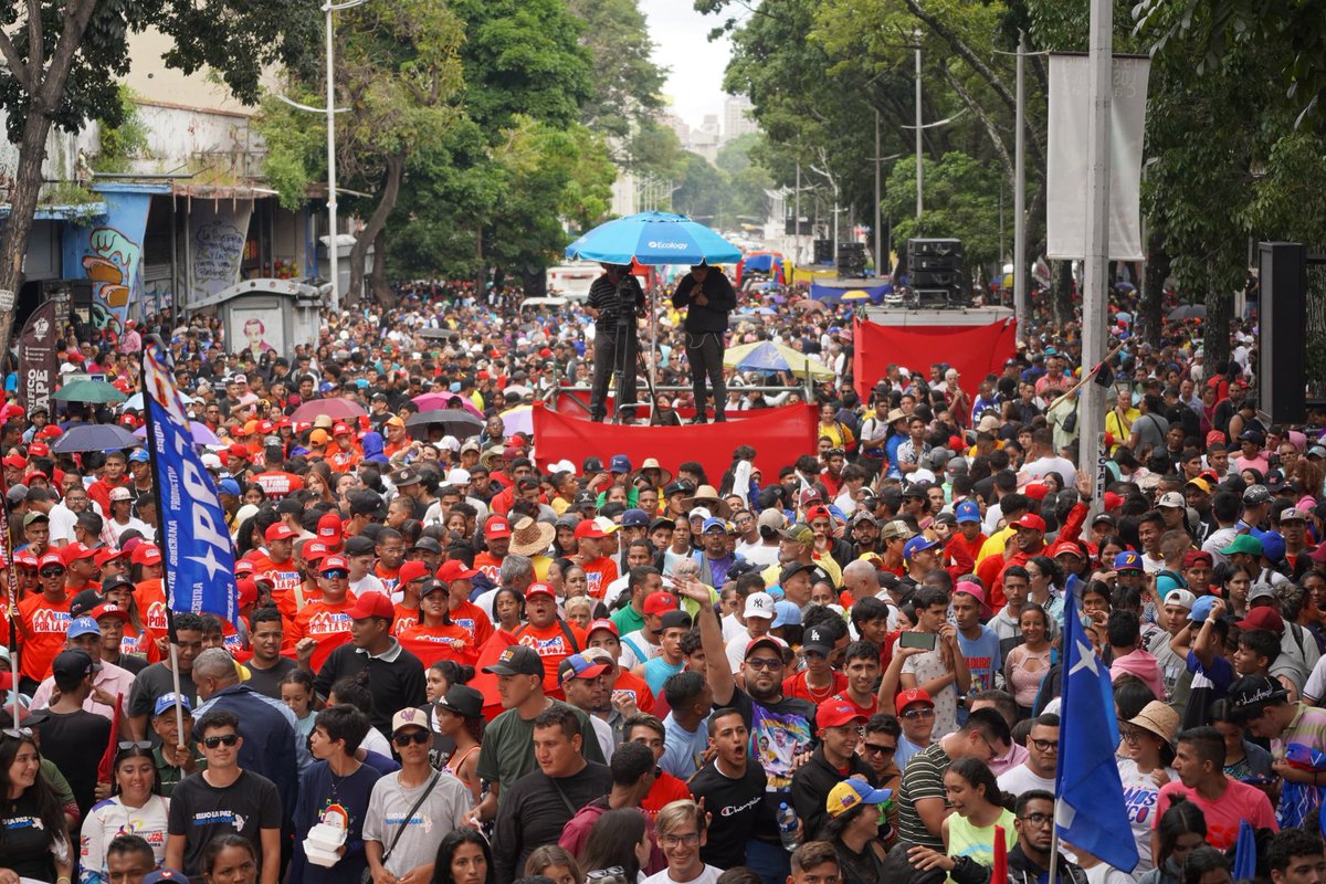 ¡Juventud con <a href="/NicolasMaduro/">Nicolás Maduro</a>!
Una gran muestra de Lealtad a nuestro Presidente Maduro.

Hicimos vibrar a Caracas con toda la energía de esta generación que seguirá firme por el camino de la Revolución Bolivariana. 

#PatriaSoberanaYPlena
#5Ago