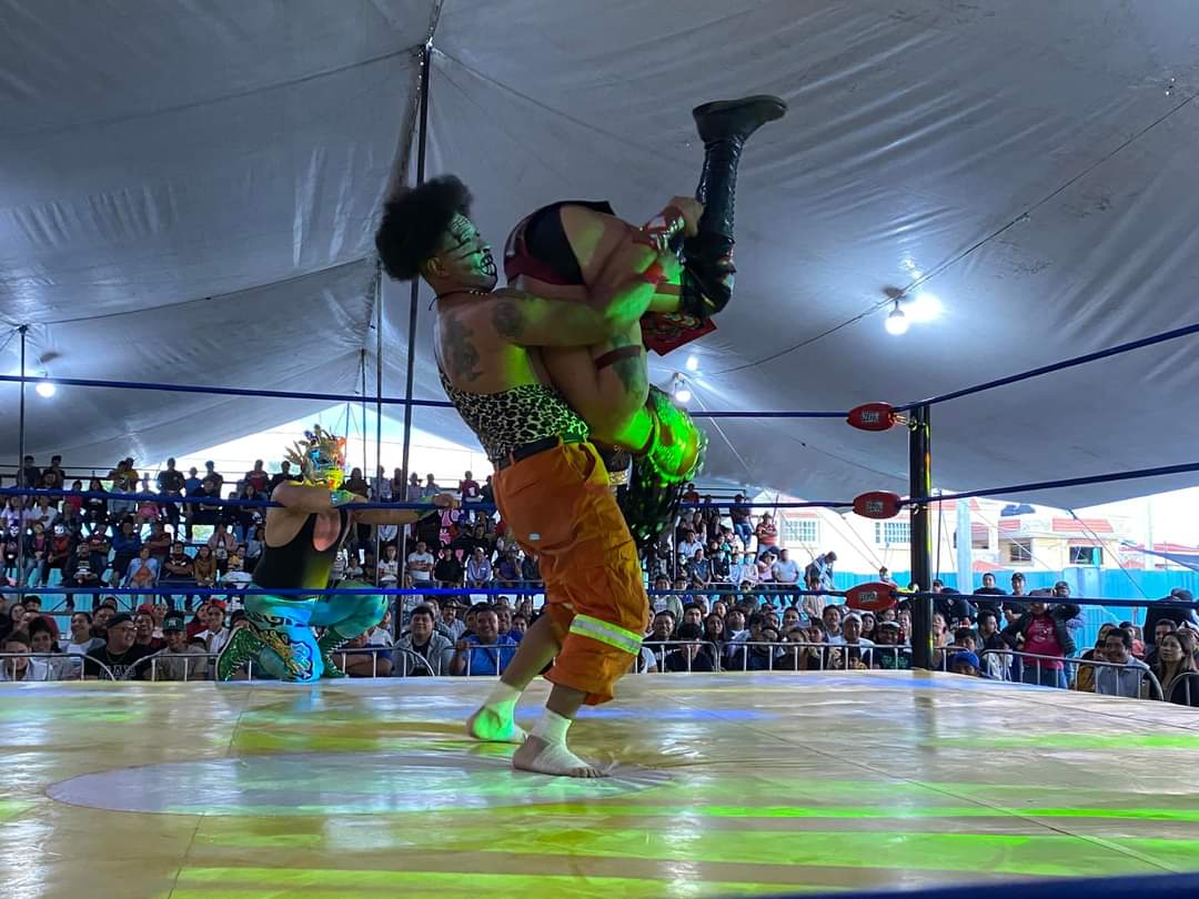 LaTijeraLucha's tweet photo. Los ánimos se elevan en la batalla de tríos donde #HijoDelBandido, #Auzter y #ReyKukulkan caen ante #VuduMax, #CanibalJr e #HijoDeMrNiebla, quienes con su #PesteNegra pusieron a sufrir a sus rivales y a bailar a la gente de Los Reyes de Juárez en Puebla, rompiendo hasta... https://t.co/vgoCraBXrK