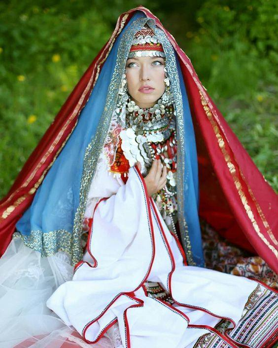 volgabulgars's tweet photo. Старые люди рассказывали об этой стране много преданий. Вот одно из них: «Однажды к нашему царю приехал царь другого государства, и все хвалится богатством своей страны. Наш царь говорит ему: “В моей стране народ ходит в одежде из серебра”. Услышав это, чужой царь замолчал». 2/2 https://t.co/lq5Yw5olDl