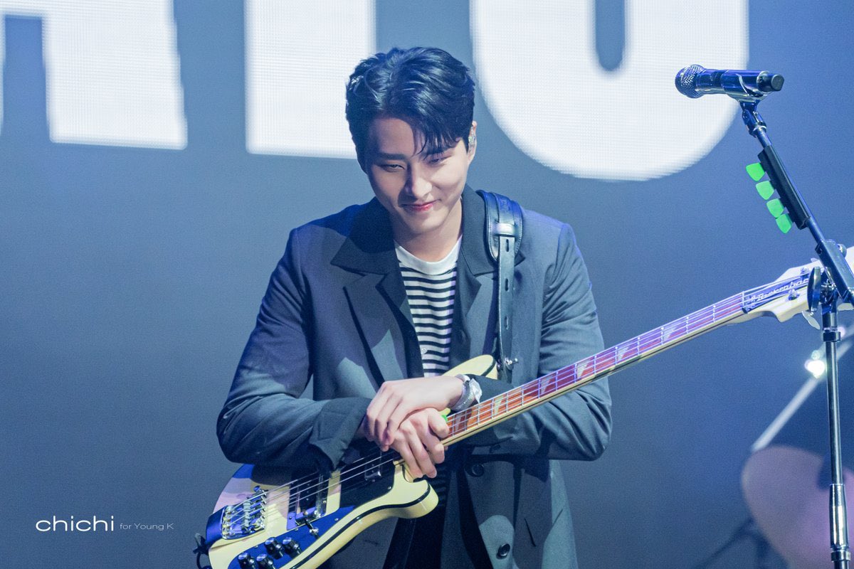 mrsjungchanwoo's tweet photo. the YoungK bowed while holding his bass to show his gratitude🤍 https://t.co/X1mTHX146Q