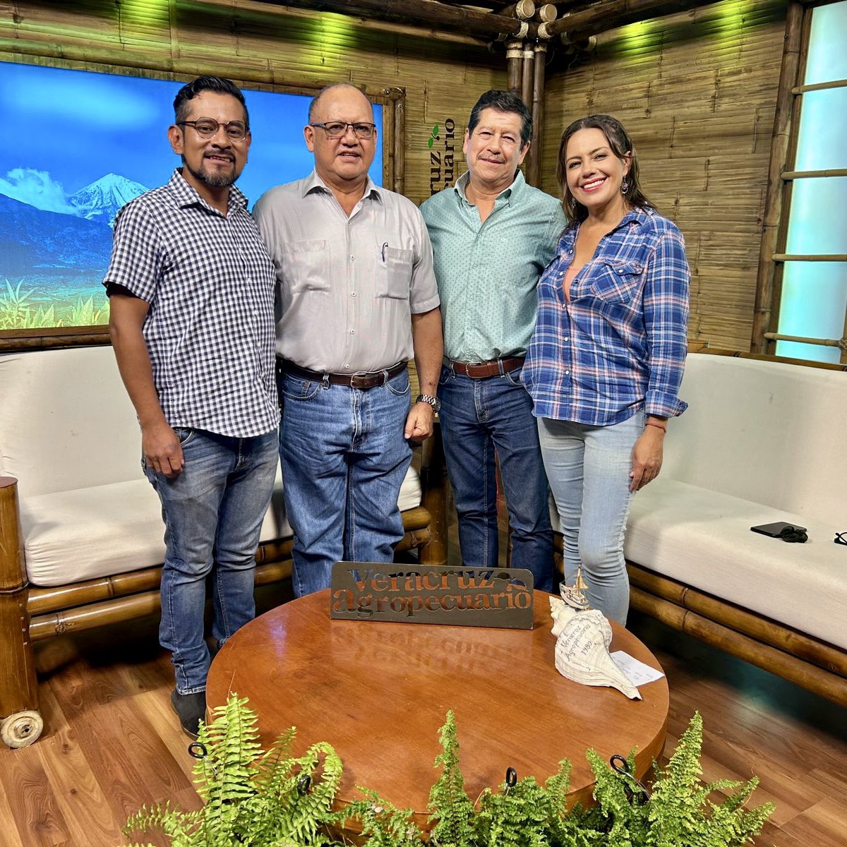 agropecuarioRTV's tweet photo. 🐮 Gracias por acompañarnos en el programa de hoy #lunes 

#VeracruzAgropecuario
#ProduceOrgullo https://t.co/LakhCePoU5