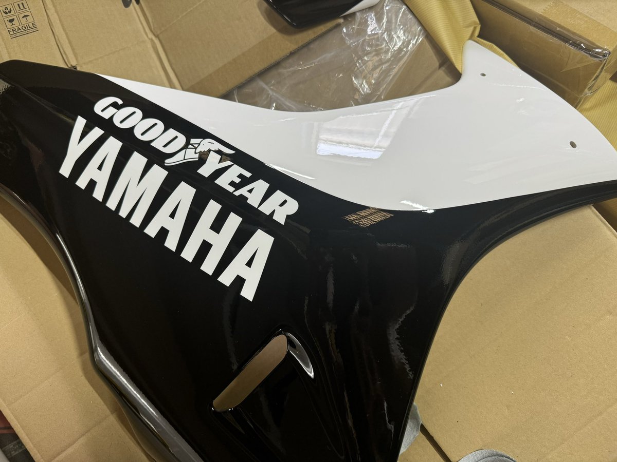 yspshiga's tweet photo. くーーーーっ!
拘りに拘って時間かかり過ぎた…。
カラーの色味も唯一無二のオリジナル
カウルの繋ぎ目もラインの幅Design全てに拘り、ロゴも全てオリジナル製作!
完成まで後少し✨
#XSR900GP
#FASTERSONS
#KennyRoberts
#ストロボカラー
#YardBuilt
#YSP滋賀 https://t.co/Lwkf0eoBGJ