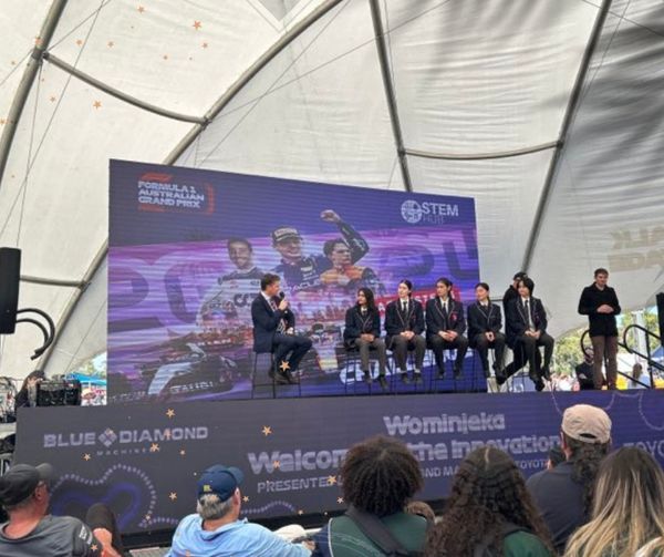stemhubaus's tweet photo. 🌟Glen Waverley Secondary College’s Senior Division winners of the HydroBot Rumble Challenge shined up on stage with @BenCarrollMP, Deputy Premier and Minister for Education! 🎤 Moments like these inspire innovation and highlight the incredible talent in our schools. #STEMed https://t.co/KM4tKlXd4z