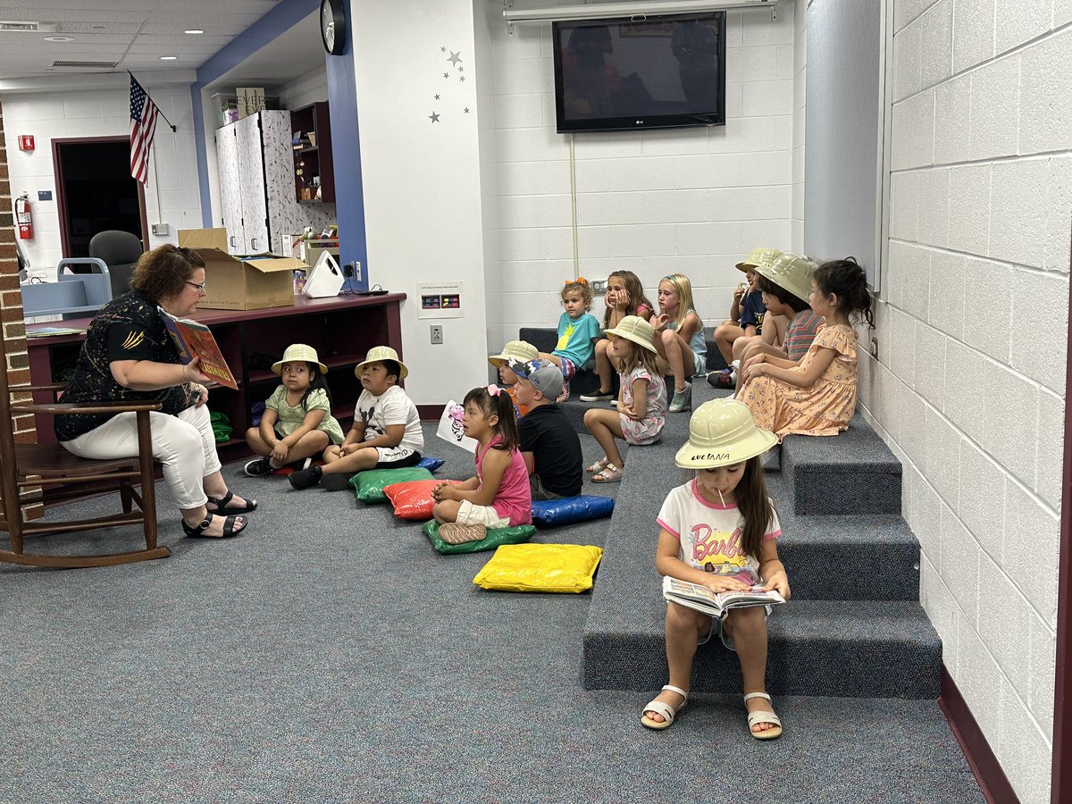 SubdirectorMeza's tweet photo. We had a great time welcoming our Future @D59JulietteLow Tigers! https://t.co/g4MgUlEEm3