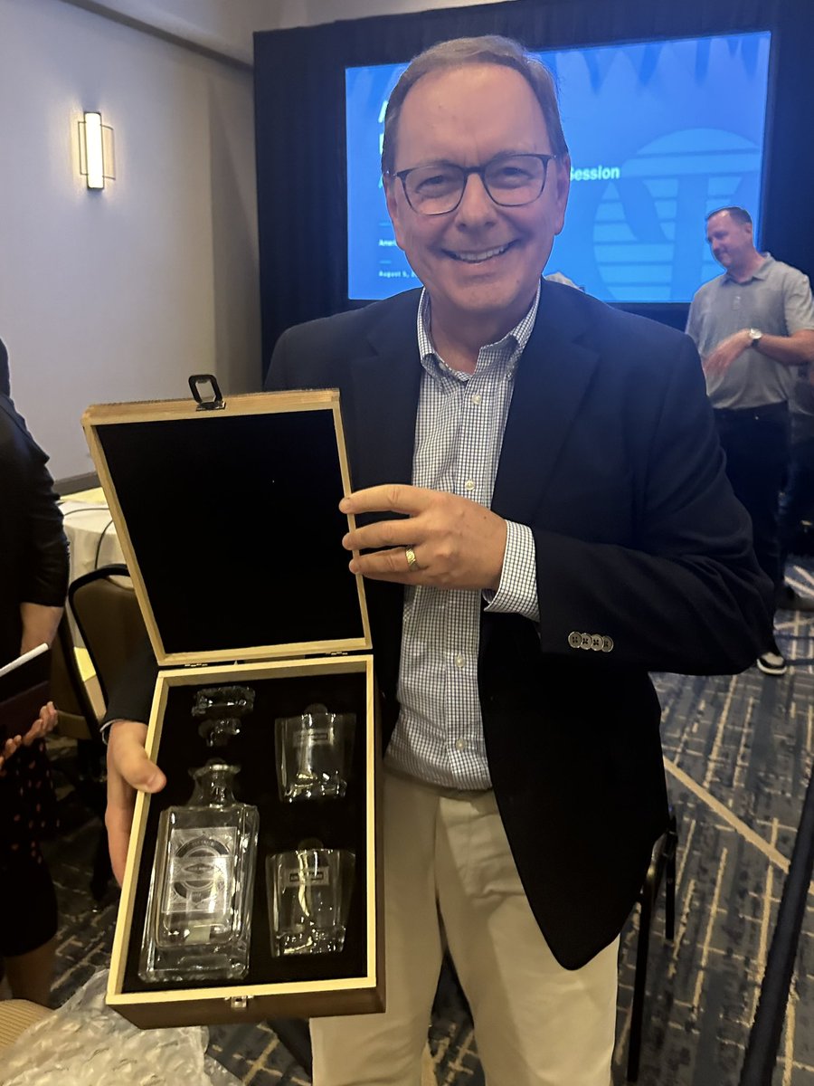 Drfdsmith's tweet photo. APA Coucil Leadership Team (CLT) and Council of Representatives honored @DavidSusman for his years of mentorship, commitment and effectiveness as a leader. We, in Kentucky, are incredibly grateful and proud. @KYPsychAssoc @APA https://t.co/LRpRIMqQ6O