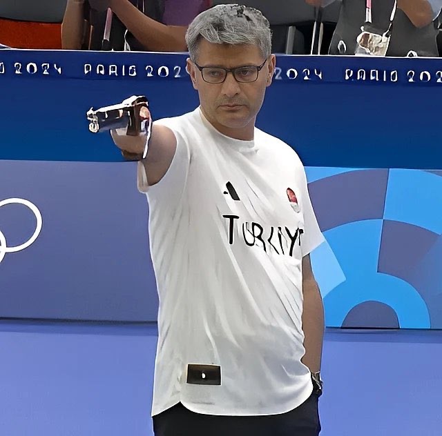 ladystarblade's tweet photo. Game recognizing game!

Mondo Duplantis, the highest man in sports! 🥇

(Look, I had to get home from work, then wade through 3hrs 45min of coverage. It took a hot minute! 😆) #Olympics https://t.co/FuGs7tLHdG