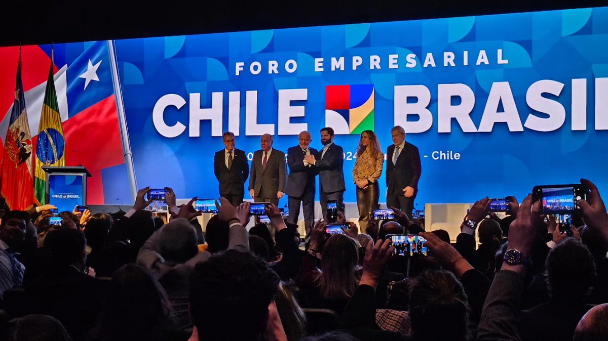 Gore_Tarapaca's tweet photo. #ForoChileBrasil 🇨🇱🇧🇷

Con la presencia de los pdtes. de #Brasil, @LulaOficial y #Chile @GabrielBoric, empresarios chilenos y brasileños y autoridades, se desarrolló el Foro Empresarial.

Gobernador de #Tarapacá, @JMCarvajalG destacó compromiso de ambos con #CorredorBioceánico. https://t.co/rHYvLJYdCO