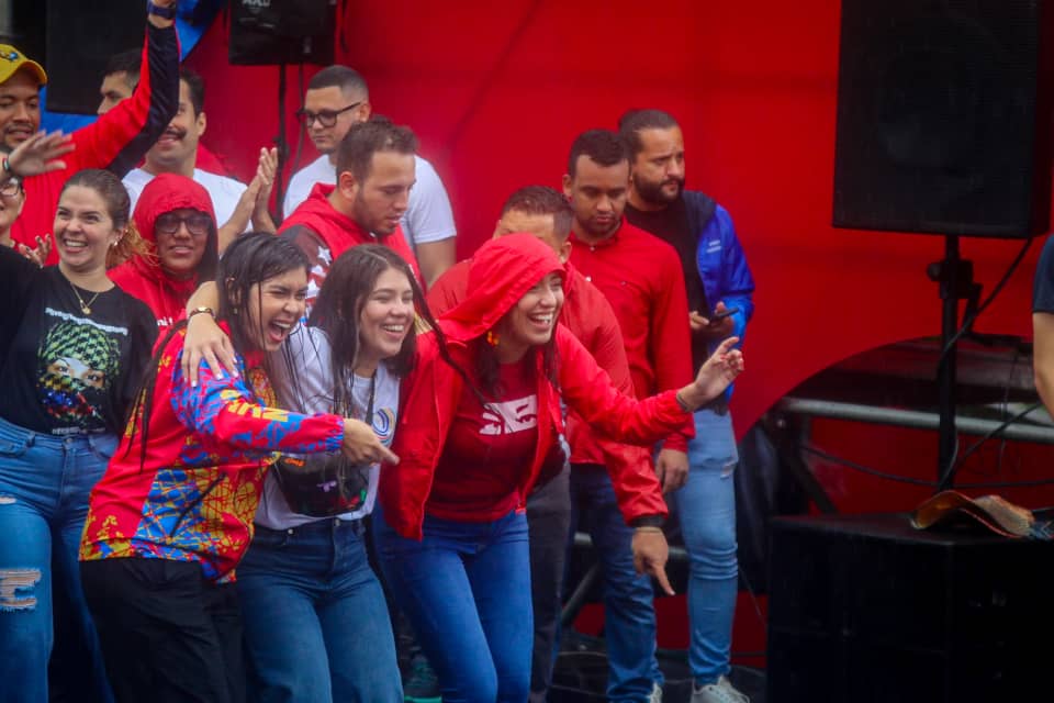 Música, baile, alegría y bochinche también fueron parte de una alegre movilización en la que vimos a la juventud patriota en las calles de Caracas para llegar al Palacio de Miraflores para celebrar la Victoria del Gallo Pinto <a href="/NicolasMaduro/">Nicolás Maduro</a>. 

#PatriaSoberanaYPlena
#5Ago