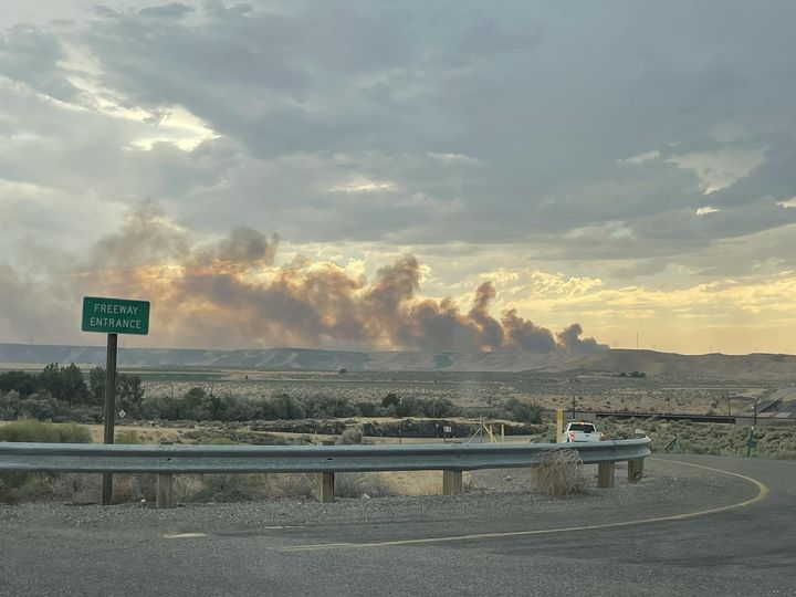 BLMIdahoFire's tweet photo. BLM Twin Falls District Jarbidge Field Office
Fire Update 8/5 7:30 p.m.
#BasinFire located 3 miles east of Glenns Ferry. Fire is est. at 1,000 acres, wind driving &running. Burning in grass & brush. More info-->https://t.co/H7yjRc7F3X https://t.co/VILUwAGKdw