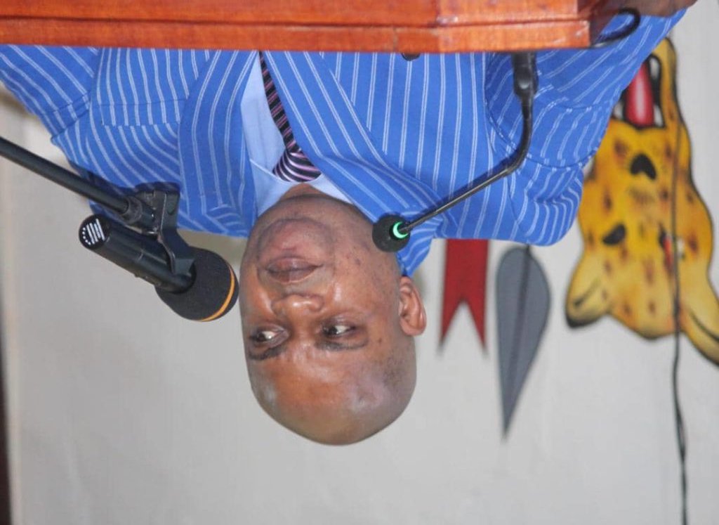 HonTshikind's tweet photo. #LUALABA 
L'homme noir deviendra blanc , Roy KAUMBA Alias #DEFAO ,l'actuel Ministre de l'intérieur du Lualaba il fût MAJOR , on va voir son expertise,  Il aime trop le poste d'argent attendons voir s'il va réussir. https://t.co/30mkmZGoVg