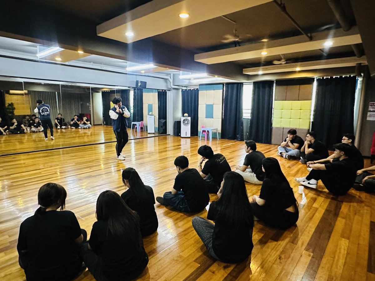 Unlocking the power of personal experience through improv! Direk Ric  guided us in transforming our own stories into dynamic performances. Through creative techniques and boundless imagination, we discovered new ways to bring characters to life and craft compelling narratives.