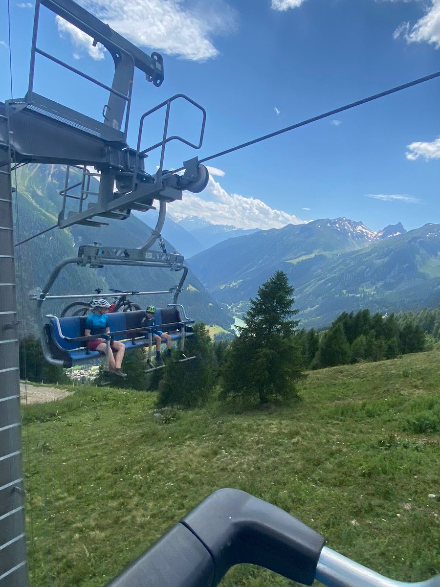 Seilbahnen Schweiz / Remontées Mécaniques Suisses (@swisscableways) on Twitter photo Un été exigeant pour les remontées mécaniques suisses : la fréquentation a baissé de 5% au cours des 3 derniers mois par rapport à l'année précédente, mais la comparaison sur 5 ans est positive : seilbahnen.org/fr/news/un-ete…
<a href="/Veronique_Kanel/">Veronique Kanel</a> #tourisme #suisse Un été exigeant pour les remontées mécaniques suisses : la fréquentation a baissé de 5% au cours des 3 derniers mois par rapport à l'année précédente, mais la comparaison sur 5 ans est positive : seilbahnen.org/fr/news/un-ete…
<a href="/Veronique_Kanel/">Veronique Kanel</a> #tourisme #suisse