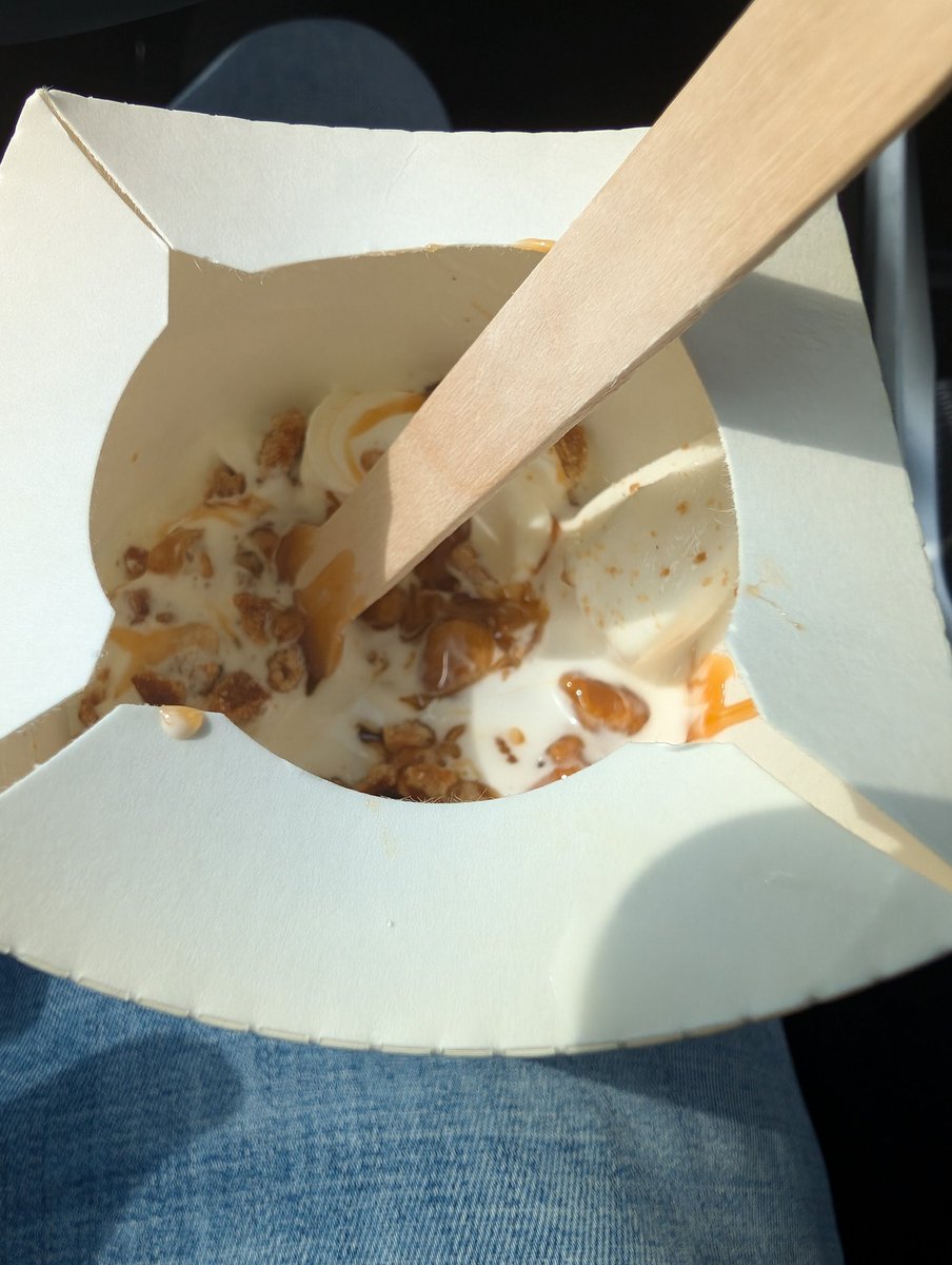HeraldMulder's tweet photo. @McDonaldsNL introduceert de nieuwe #Mcflurry Surprise’! Voor slechts €4,15  krijg je een halfbakje ijs met een vleugje karamelsaus en geen stroopwafel! 🥳 Waarom genoegen nemen met een @MAGNUM_NL voor minder geld en meer #ijs als je kunt genieten van deze #luxe ervaring? #fail https://t.co/WPt0xLiEXd