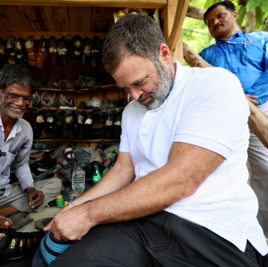 JaikyYadav16's tweet image. राहुल गांधी: कैसे हैं आप? 

रामचेत मोची: बहुत बढ़िया "मालिक"

राहुल गांधी: आपने बहुत सुंदर जूते भेजे हैं मुझे

रामचेत मोची: आपने मुझे बहुत ऊपर उठा दिया "मालिक"

राहुल गांधी: आप मुझे "मालिक" मत कहो "भाई" कहो🔥

ये होता है एक जननायक, जिसे किसी का मालिक नहीं बल्कि सबका भाई और बेटा…