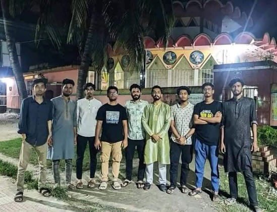Samitasays22's tweet photo. We will protect our Hindu friends as much as other casts and religion. We will protect each other at any cost #HindusAreSafeInBangladesh
Muslims are protecting Hindus by guarding temples at night.
#HindusAreSafeInBangladesh
#UnitedBangladesh
#SafeCommunities https://t.co/wIyh9gJaaf